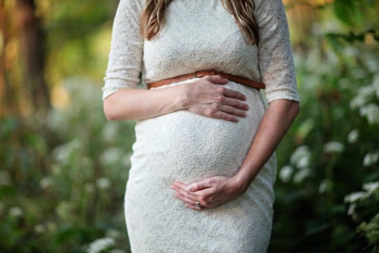 What is the Best Lens for Maternity Photos?