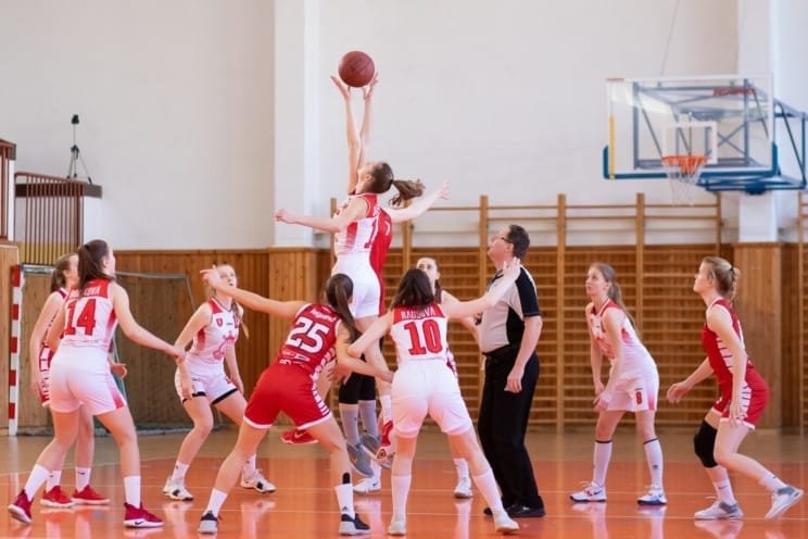 What is the Best Sony Lens for Basketball Photos?