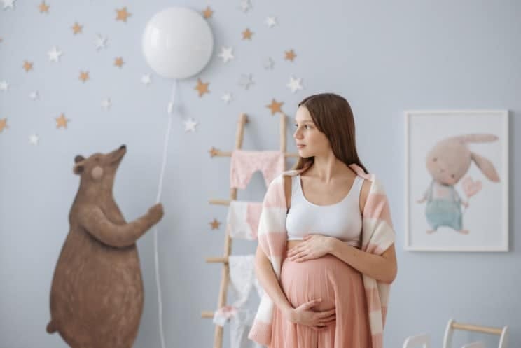 Which camera lens is best for maternity photoshoot?